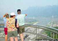 西陵峡和三峡船闸的全景