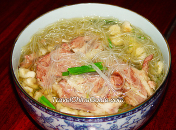 西安的当地食物——炖羊肉的无酵饼