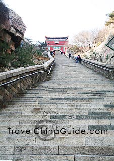 陡峭的楼梯，泰山