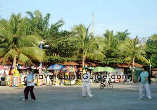 在海滩附近打太极