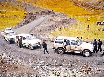 西藏崎岖道路上的吉普车