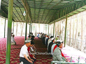 穆斯林在清真寺里祈祷