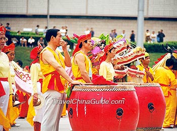 西安人敲锣打鼓庆祝古文化艺术节