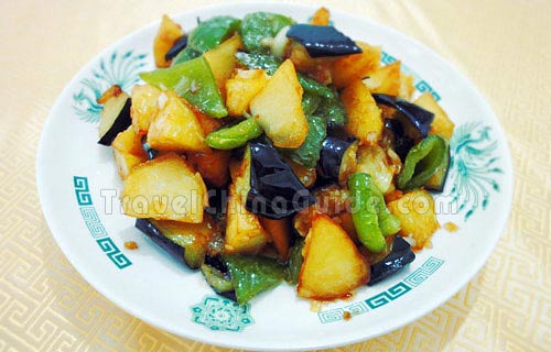 Sautéed土豆，青椒和茄子完成