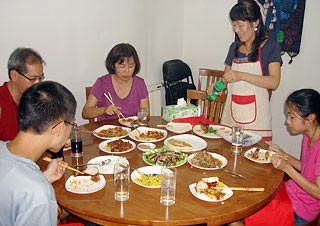 纳尔逊一家在中国家庭用餐