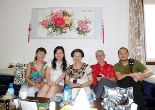 Rajada Roberts女士，Gerald M Roberts先生和Shaun G Roberts先生在一个中国家庭