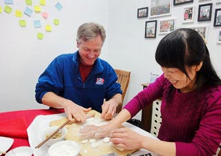 我们的客人学习包饺子