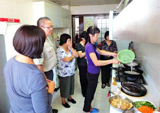 我们的客人学习做中国菜