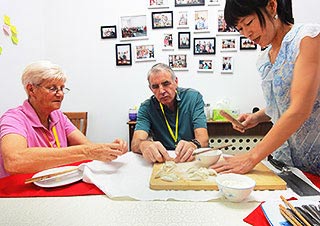 我们的客人学习包饺子