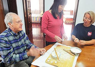 我们的客人学习包饺子