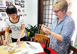 海琳女士包饺子