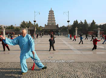 在大雁塔广场打太极