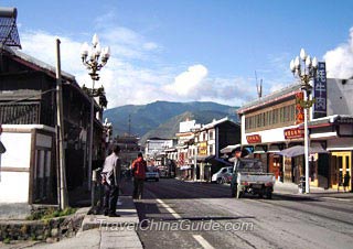 在松潘地区清洁街道