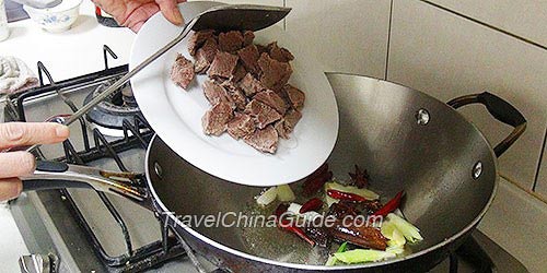 将煮熟的牛肉和调味料混合