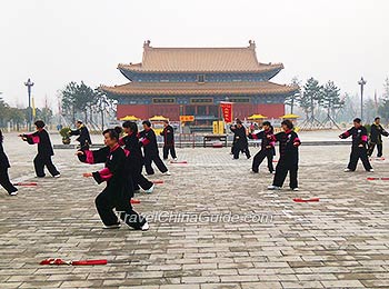 人们在楼观台寺打太极